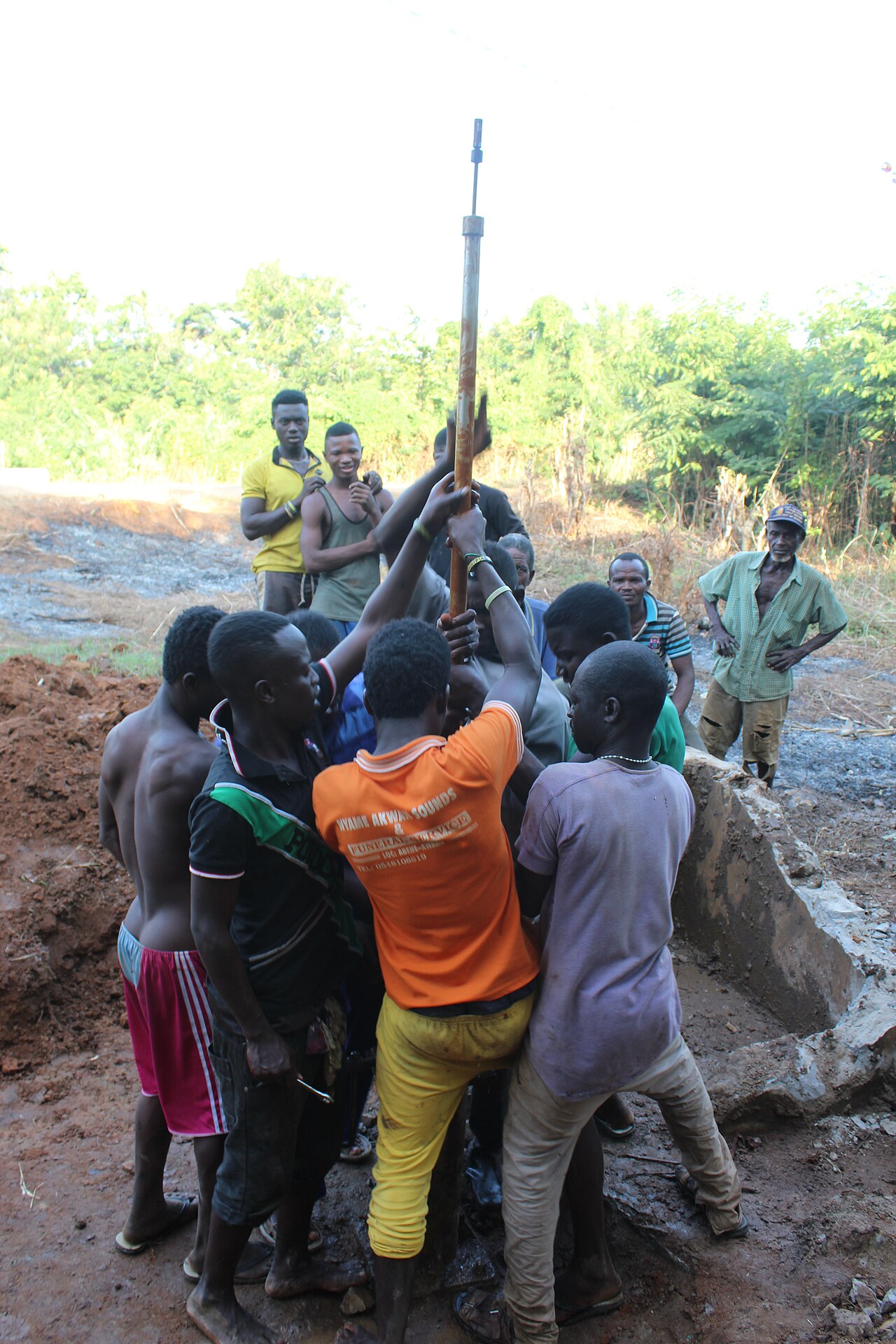 Freiwillige arbeiten zusammen